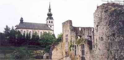 Le château et l'église de Koerich