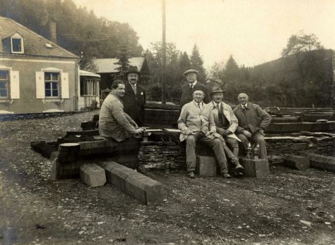 Auguste Rother avec des visiteurs, la villa à l’arrière-plan avant 1938